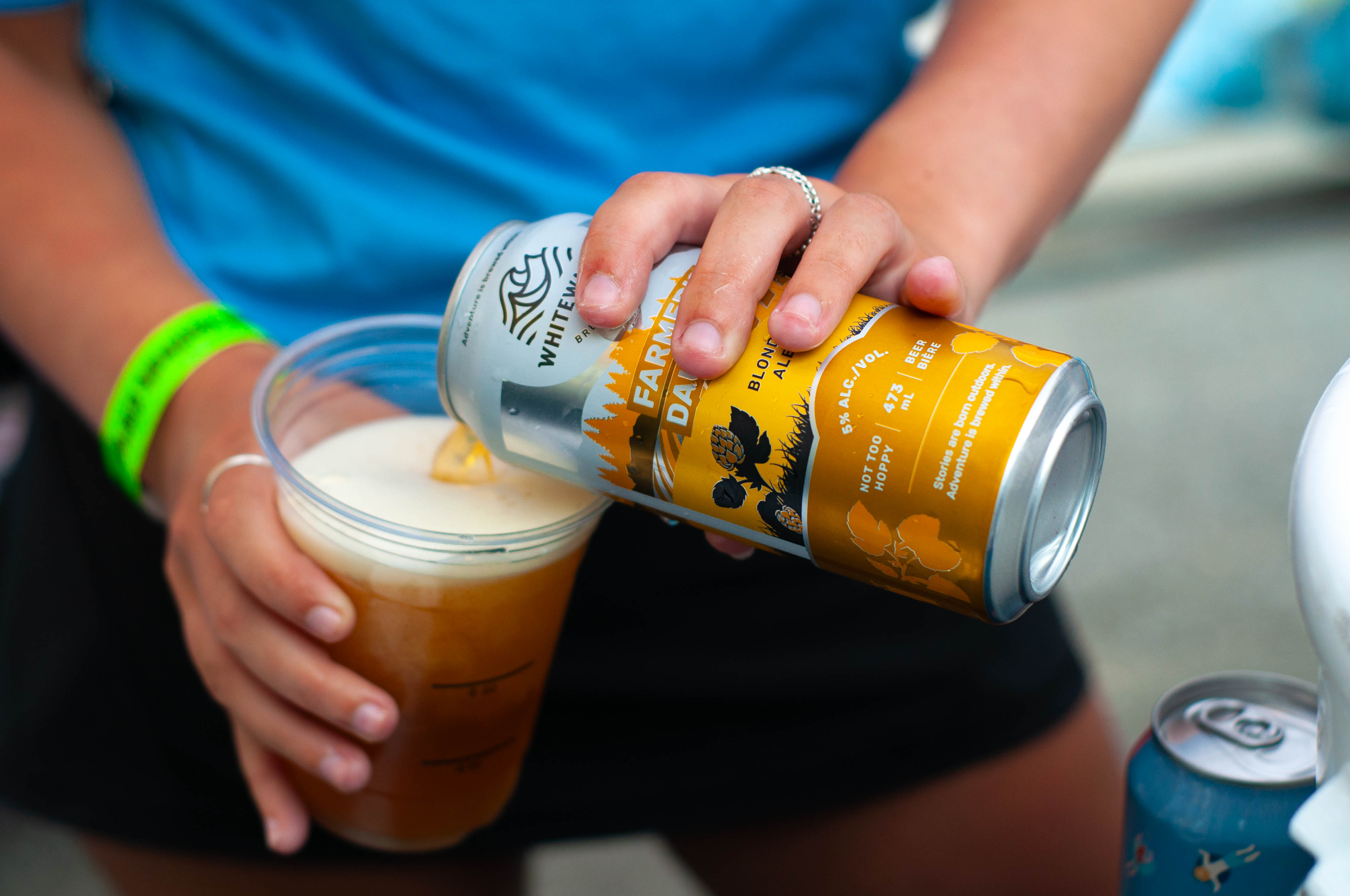 Pilsner versée verre de plastique